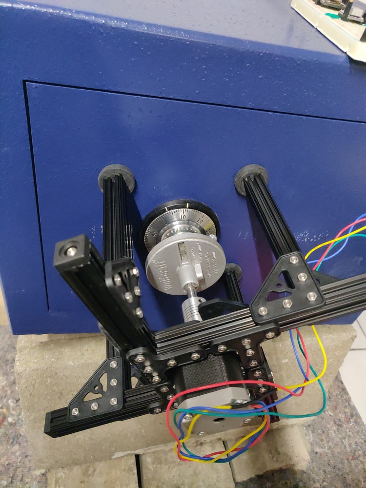 eNBeWe autodialer: aluminium extrusion frame with stepper motor and dial coupler mounted on a blue safe