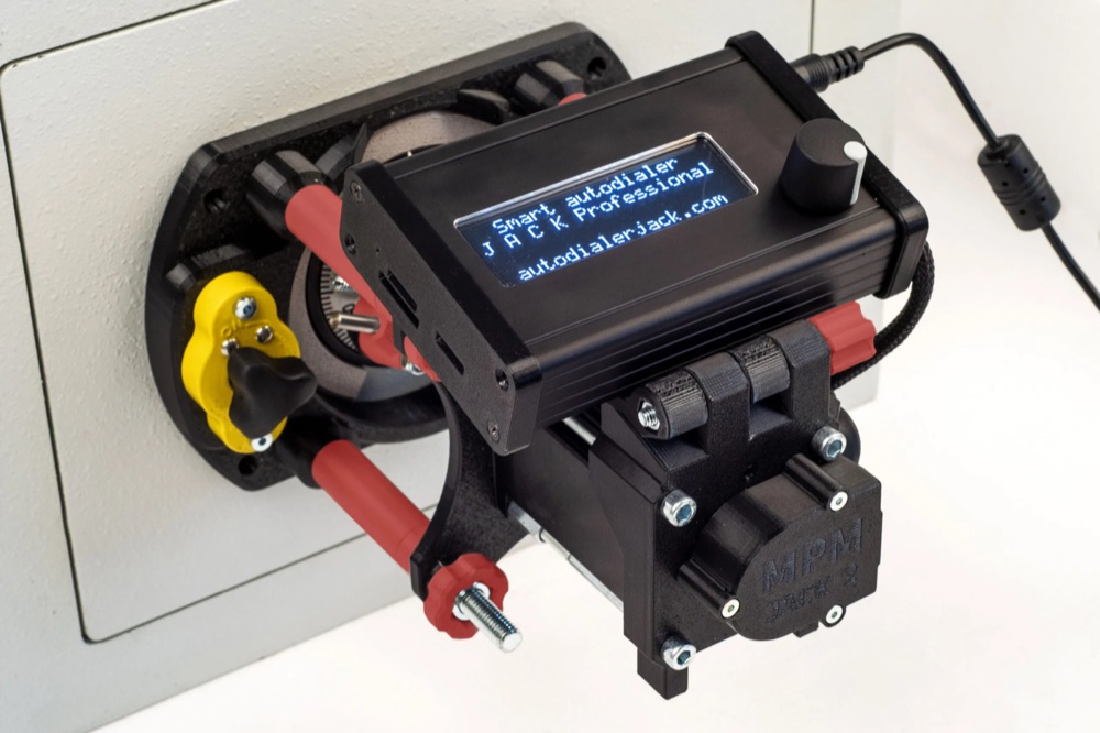 JACK Plus autodialer with red support rods mounted on a safe dial
